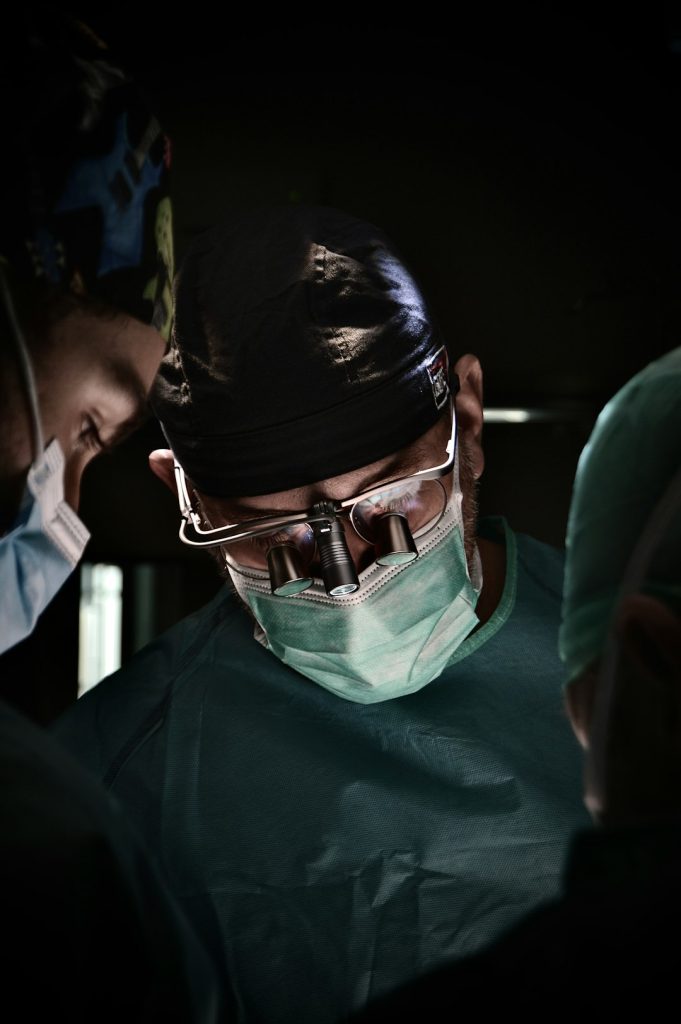 surgeons-focused-during-a-medical-operation-dqs6oitpogo