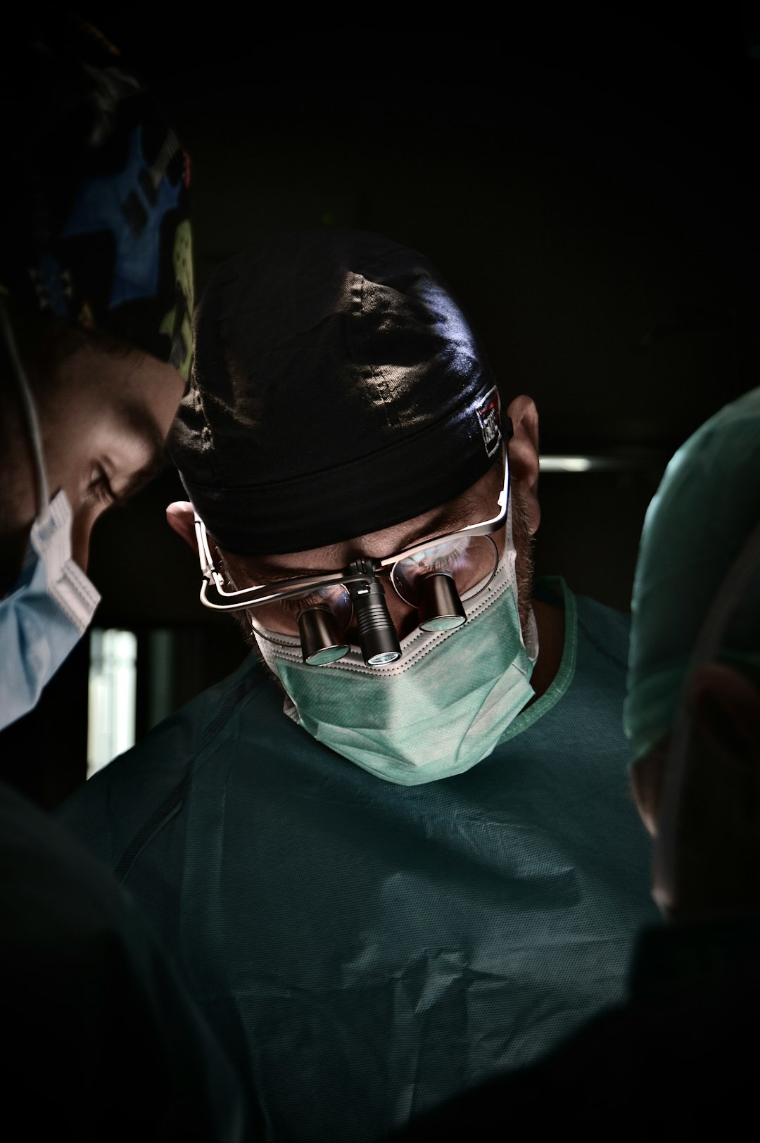 surgeons-focused-during-a-medical-operation-dqs6oitpogo